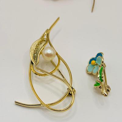 LOT:19: Tancer II Lucite Patridge in a Peartree, Gerrys Reindeer, Interchangeable Pin and More