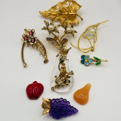 LOT:19: Tancer II Lucite Patridge in a Peartree, Gerrys Reindeer, Interchangeable Pin and More