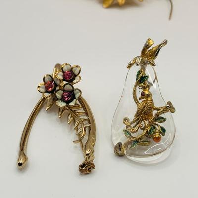 LOT:19: Tancer II Lucite Patridge in a Peartree, Gerrys Reindeer, Interchangeable Pin and More