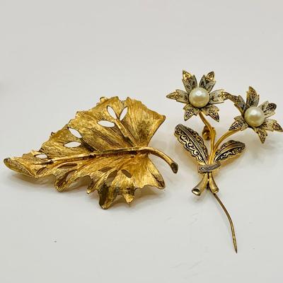 LOT:19: Tancer II Lucite Patridge in a Peartree, Gerrys Reindeer, Interchangeable Pin and More