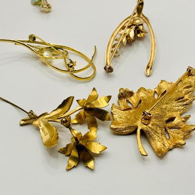 LOT:19: Tancer II Lucite Patridge in a Peartree, Gerrys Reindeer, Interchangeable Pin and More