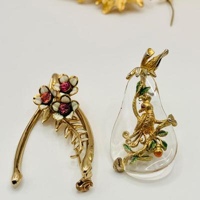 LOT:19: Tancer II Lucite Patridge in a Peartree, Gerrys Reindeer, Interchangeable Pin and More