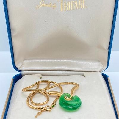 LOT 59J: Vintage 1960's Crown Trifari Interchangeable Lucite Pendant Necklace in Original Presentation Box