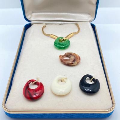 LOT 59J: Vintage 1960's Crown Trifari Interchangeable Lucite Pendant Necklace in Original Presentation Box