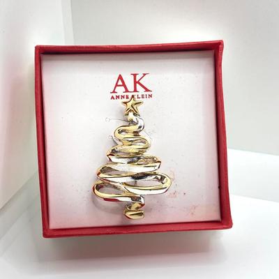 LOT 70J: Collection of Brooches / Pins - Sarah Coventry, Talbots, Anne Klein and More