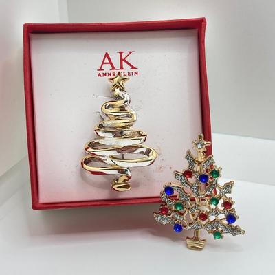 LOT 70J: Collection of Brooches / Pins - Sarah Coventry, Talbots, Anne Klein and More