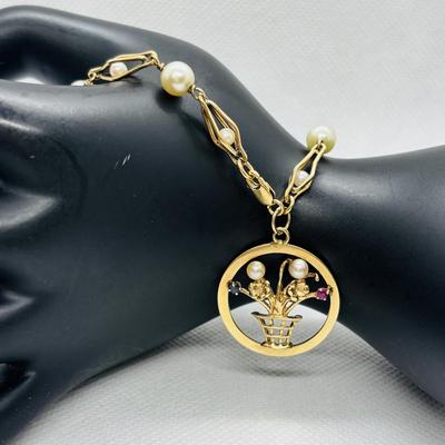 LOT 85: Cultured Pearl & Gold Bracelet w/Charm: 750 (18k) on Clasp, 14K Charm w/2 Pearls & 2 Gemstones, 10.7g Tw, 7.5"
