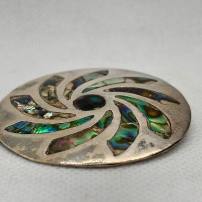 LOT 100: APC 925 Mexico Sterling Silver & Abalone Inlay Brooch, 9.5g Tw