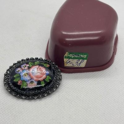 LOT 107: Vintage Rostov Finift Yaroslav Region Filigree Ring w/Enamel Painted Insert & Filigree Brooch w/Enamel Painted Insert