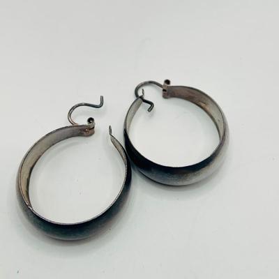 LOT:182: Collection of Fashion Jewelry Including 925 Bee Earings Silvertone Earrings and Necklas and Art Glass Beaded Bracelet