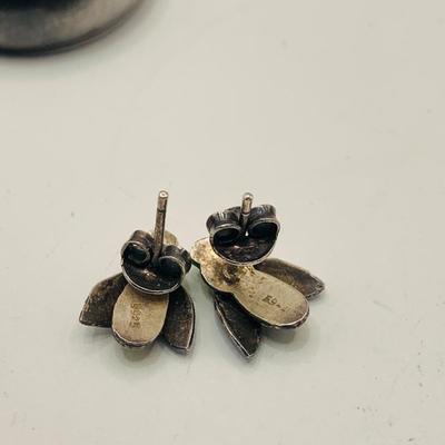 LOT:182: Collection of Fashion Jewelry Including 925 Bee Earings Silvertone Earrings and Necklas and Art Glass Beaded Bracelet