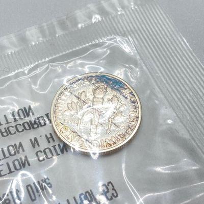 LOT 199J: Collection of US Coins - Three Kennedy Half Dollar Coins, One Gold Plated Susan B Anthony $1 Coin and One 1963 Roosevelt Dime...