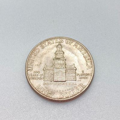 LOT 199J: Collection of US Coins - Three Kennedy Half Dollar Coins, One Gold Plated Susan B Anthony $1 Coin and One 1963 Roosevelt Dime...