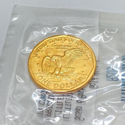 LOT 199J: Collection of US Coins - Three Kennedy Half Dollar Coins, One Gold Plated Susan B Anthony $1 Coin and One 1963 Roosevelt Dime...