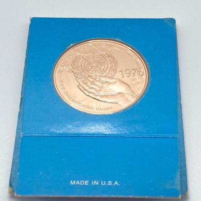 LOT 204J: 1492 - 1992 500 Quincentennial Coin in Round Wooden Box and 1976 United Nations Bronze Peace Medal