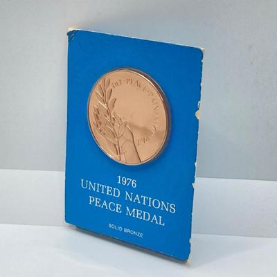 LOT 204J: 1492 - 1992 500 Quincentennial Coin in Round Wooden Box and 1976 United Nations Bronze Peace Medal