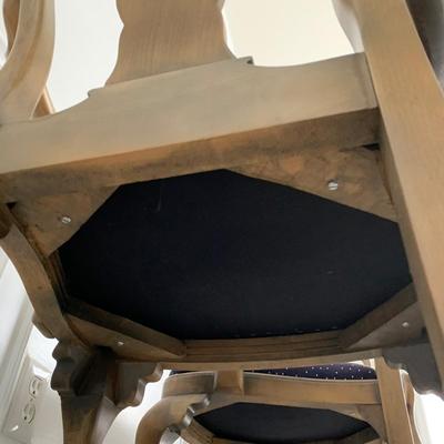 LOT 9 4 Queen Anne Style Walnut Dining Chairs