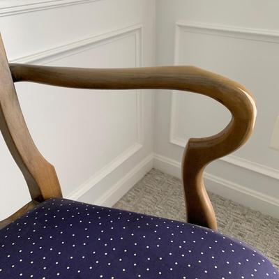 LOT 9 4 Queen Anne Style Walnut Dining Chairs