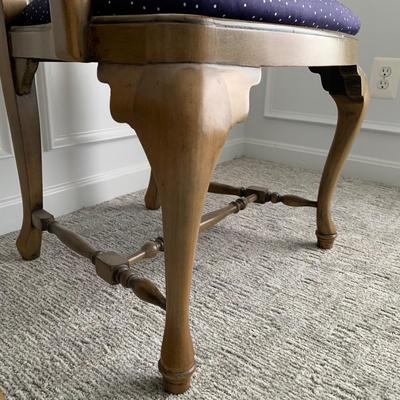 LOT 9 4 Queen Anne Style Walnut Dining Chairs