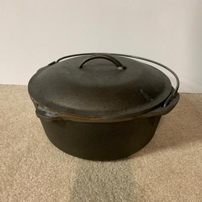 LOT 22 B: Lodge 6 & 7 (in box) Quart Dutch Ovens w/ Iron Covers