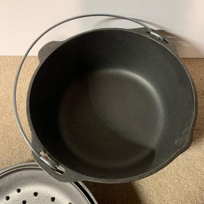 LOT 22 B: Lodge 6 & 7 (in box) Quart Dutch Ovens w/ Iron Covers