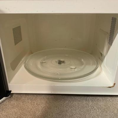 LOT 27 B: Quasar Microwave Model #MQS0963E