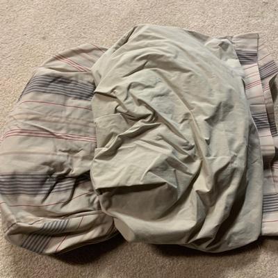 LOT 28 B: Linen Collection Clearout! Comforters, Sheets, Quilts, & More