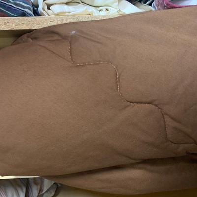 LOT 28 B: Linen Collection Clearout! Comforters, Sheets, Quilts, & More