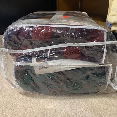 LOT 28 B: Linen Collection Clearout! Comforters, Sheets, Quilts, & More