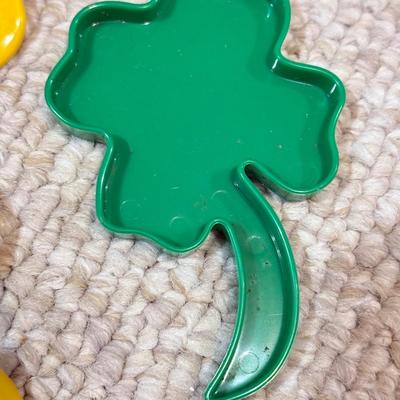 LOT 49B: Vintage Tupperware Collection - Containers, Measuring Cup, Key Hooks, Combs, Kids’ Lunchbox & Mo