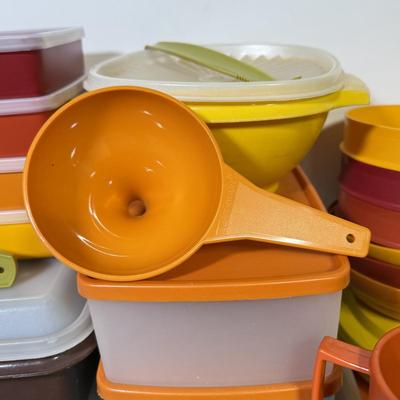 LOT 50B: Vintage 70s Style Tupperware Collection