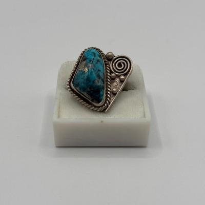 LOT 74J: Hand Crafted Silver Ring w/ Turquoise Stone & Seed Pearls - Size 7.5 (9.3g)