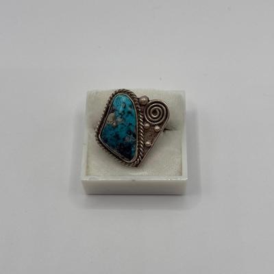 LOT 74J: Hand Crafted Silver Ring w/ Turquoise Stone & Seed Pearls - Size 7.5 (9.3g)