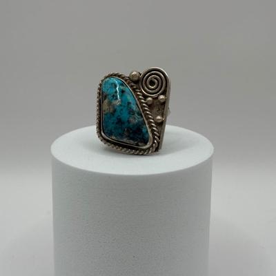 LOT 74J: Hand Crafted Silver Ring w/ Turquoise Stone & Seed Pearls - Size 7.5 (9.3g)