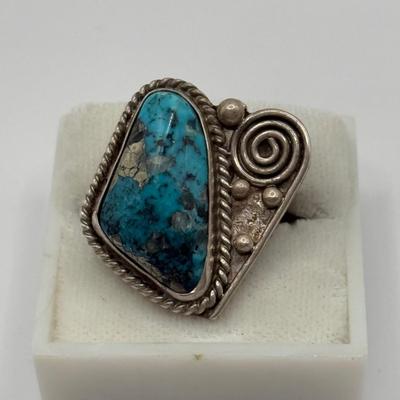 LOT 74J: Hand Crafted Silver Ring w/ Turquoise Stone & Seed Pearls - Size 7.5 (9.3g)