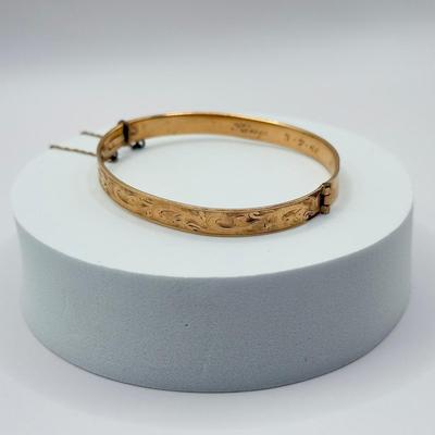 LOT 79J: Vintage 9ct Rolled Gold w/ Metal Core HG&S Hinged Bangle Bracelet w/ Safety Chain (12.9g)