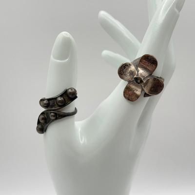 LOT 80J: Vintage Sterling Silver Jewelry - 6” Terrier Bracelet, Bangle & 2 Rings (29.0g)