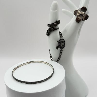 LOT 80J: Vintage Sterling Silver Jewelry - 6” Terrier Bracelet, Bangle & 2 Rings (29.0g)