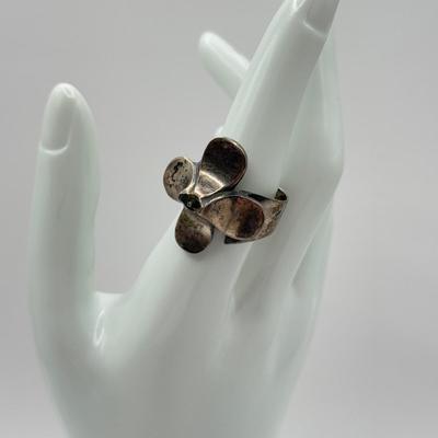 LOT 80J: Vintage Sterling Silver Jewelry - 6” Terrier Bracelet, Bangle & 2 Rings (29.0g)