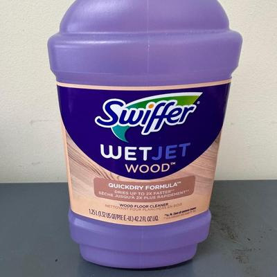 LOT 84G: Swiffer Wet Jet Supplies & Hardwood Floor Cleaner