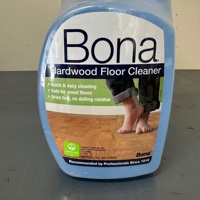 LOT 84G: Swiffer Wet Jet Supplies & Hardwood Floor Cleaner