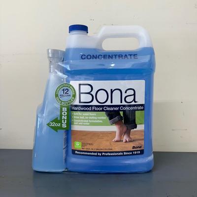 LOT 84G: Swiffer Wet Jet Supplies & Hardwood Floor Cleaner