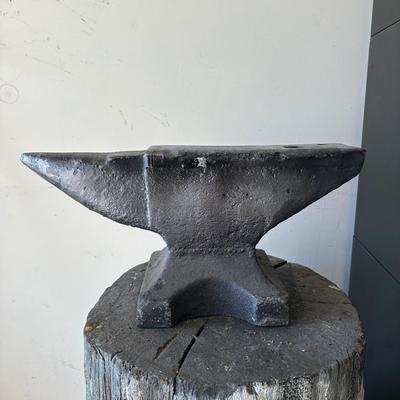 LOT 87G: Vintage Anvil w/ Stump Included