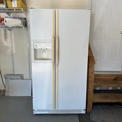 LOT 89G: General Electric Company Refrigerator model TFX25JPCC WW