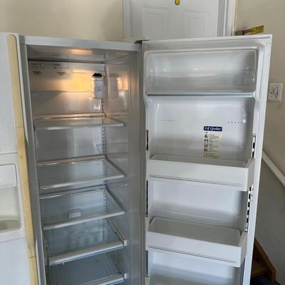 LOT 89G: General Electric Company Refrigerator model TFX25JPCC WW