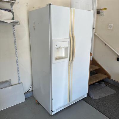 LOT 89G: General Electric Company Refrigerator model TFX25JPCC WW