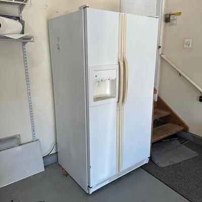 LOT 89G: General Electric Company Refrigerator model TFX25JPCC WW