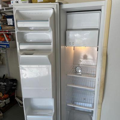 LOT 89G: General Electric Company Refrigerator model TFX25JPCC WW