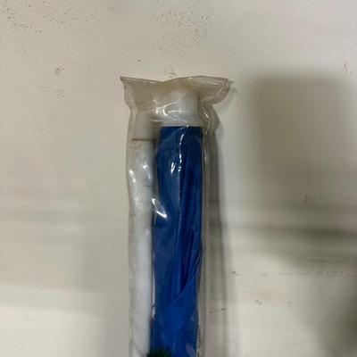 LOT 92G: 5 Folding Beach Chairs & 72” Beach Umbrellas