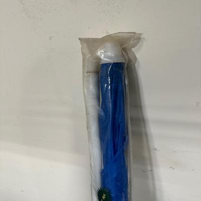 LOT 92G: 5 Folding Beach Chairs & 72” Beach Umbrellas